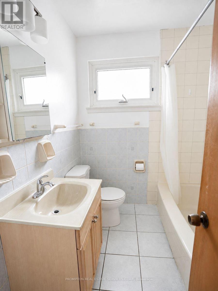 25 Lehar Crescent, Toronto, ON - Indoor Photo Showing Bathroom
