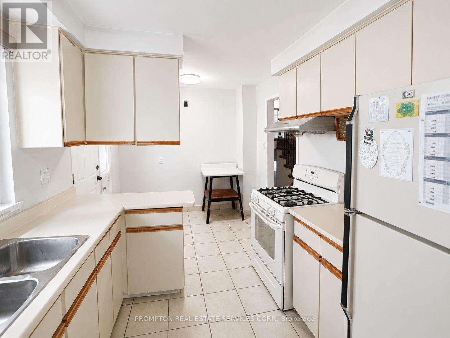 25 Lehar Crescent, Toronto, ON - Indoor Photo Showing Kitchen