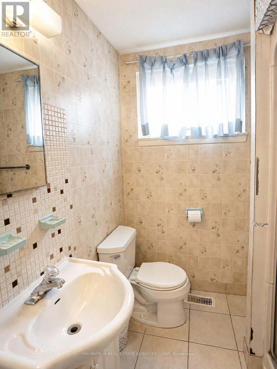 25 Lehar Crescent, Toronto, ON - Indoor Photo Showing Bathroom