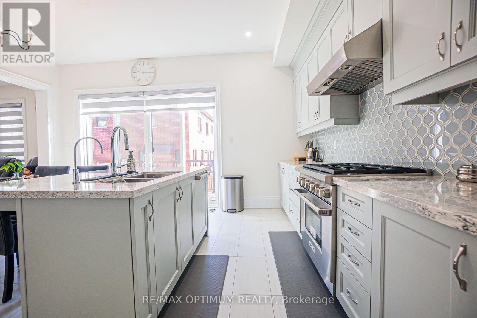 53 Kinburn Crescent, Vaughan, ON - Indoor Photo Showing Kitchen With Double Sink With Upgraded Kitchen