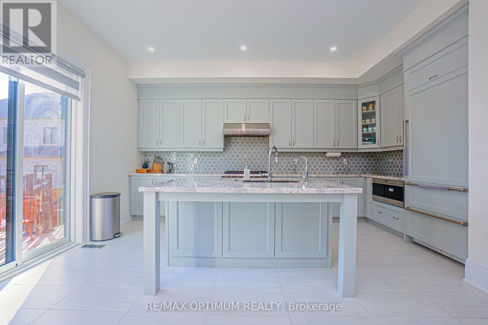 53 Kinburn Crescent, Vaughan, ON - Indoor Photo Showing Kitchen With Upgraded Kitchen