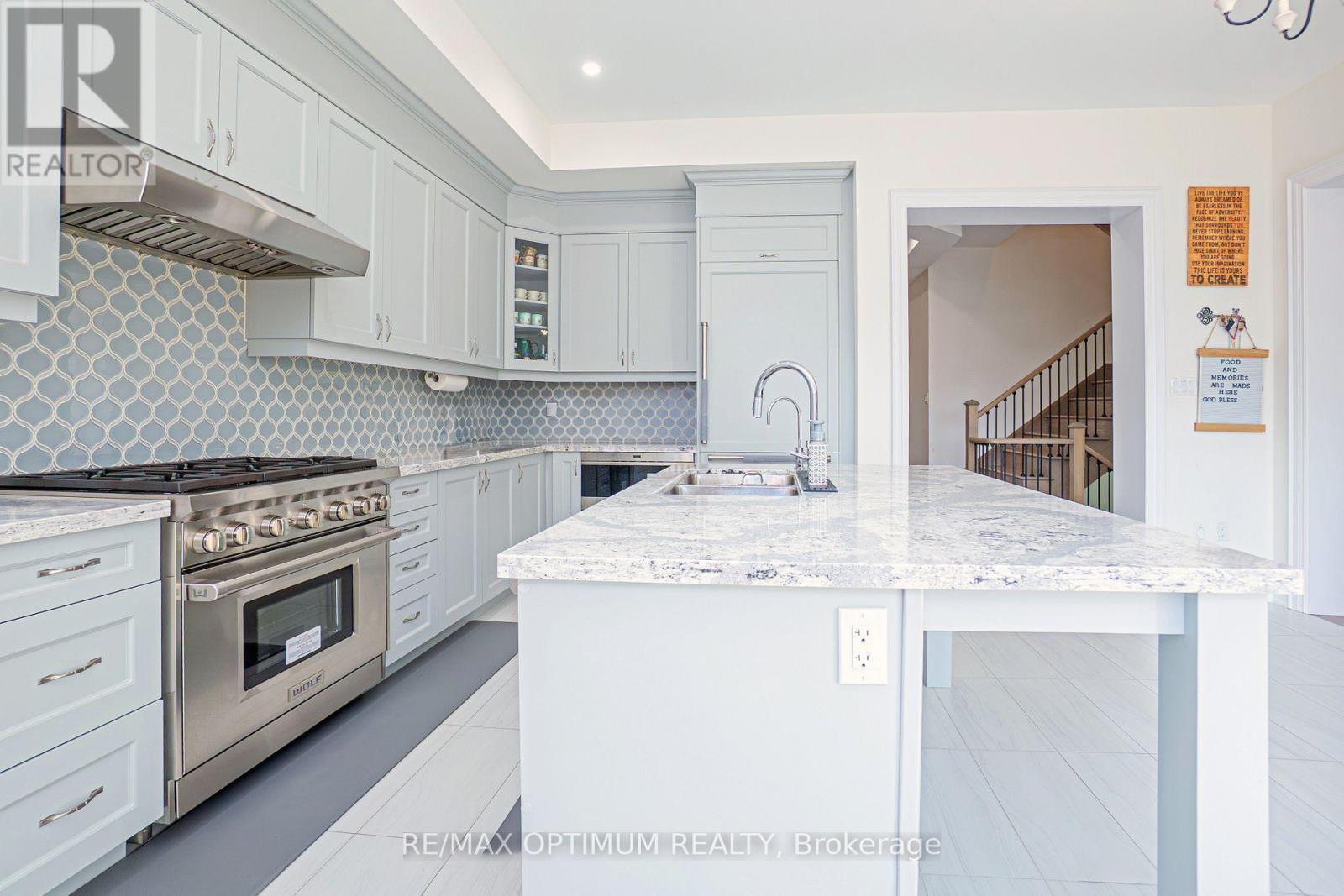 53 Kinburn Crescent, Vaughan, ON - Indoor Photo Showing Kitchen With Upgraded Kitchen