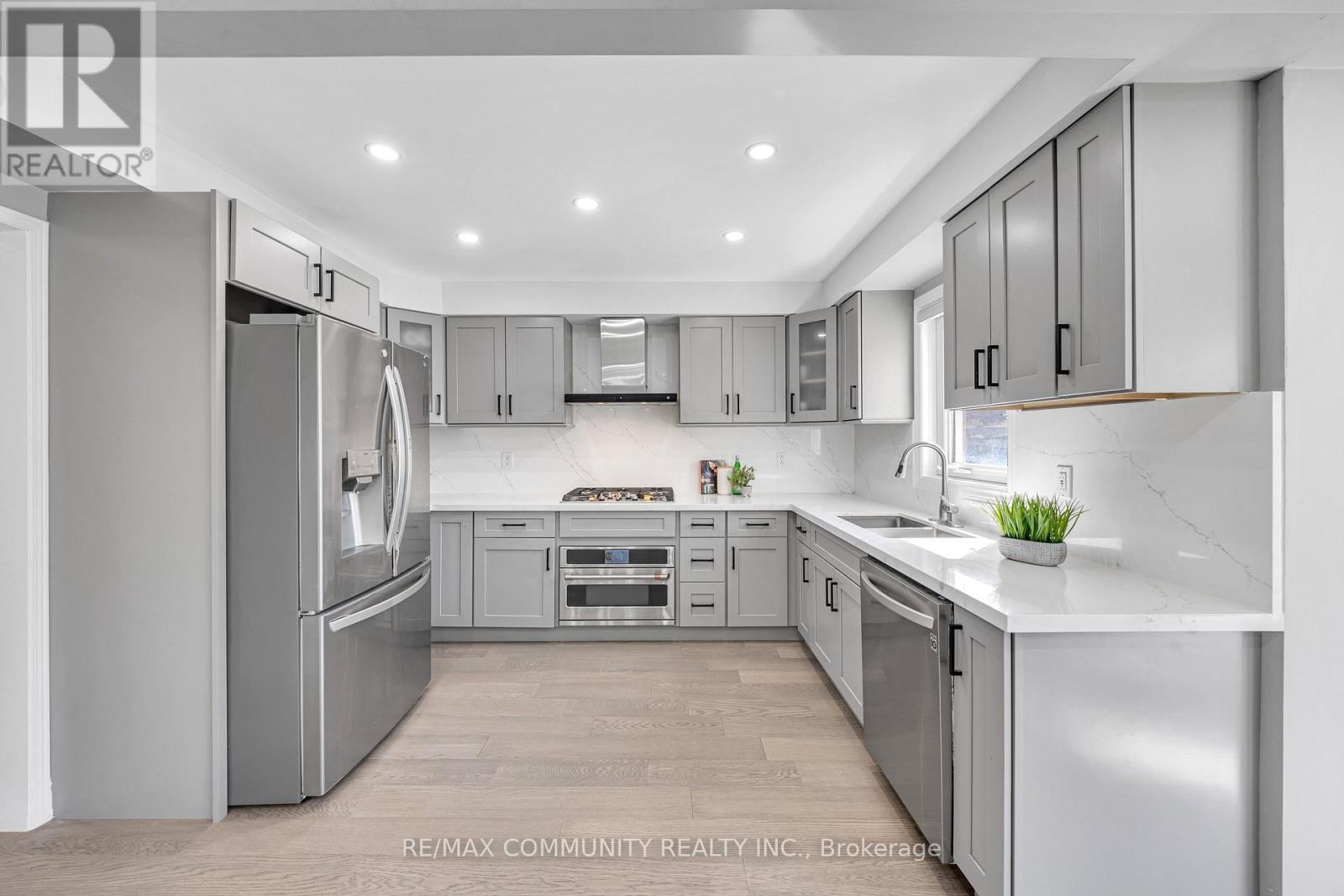 5326 Segriff Drive, Mississauga, ON - Indoor Photo Showing Kitchen With Upgraded Kitchen