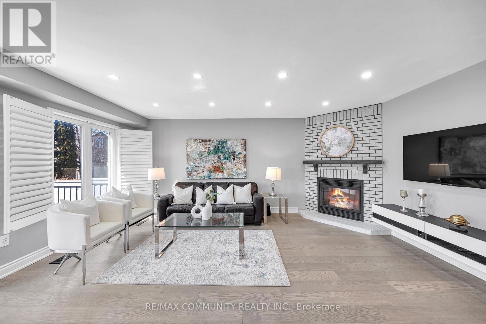5326 Segriff Drive, Mississauga, ON - Indoor Photo Showing Living Room With Fireplace
