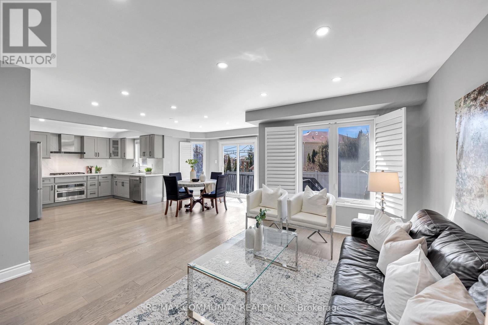 5326 Segriff Drive, Mississauga, ON - Indoor Photo Showing Living Room