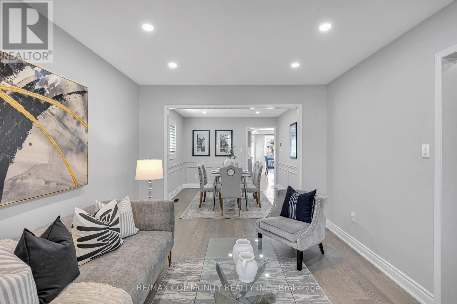 5326 Segriff Drive, Mississauga, ON - Indoor Photo Showing Living Room