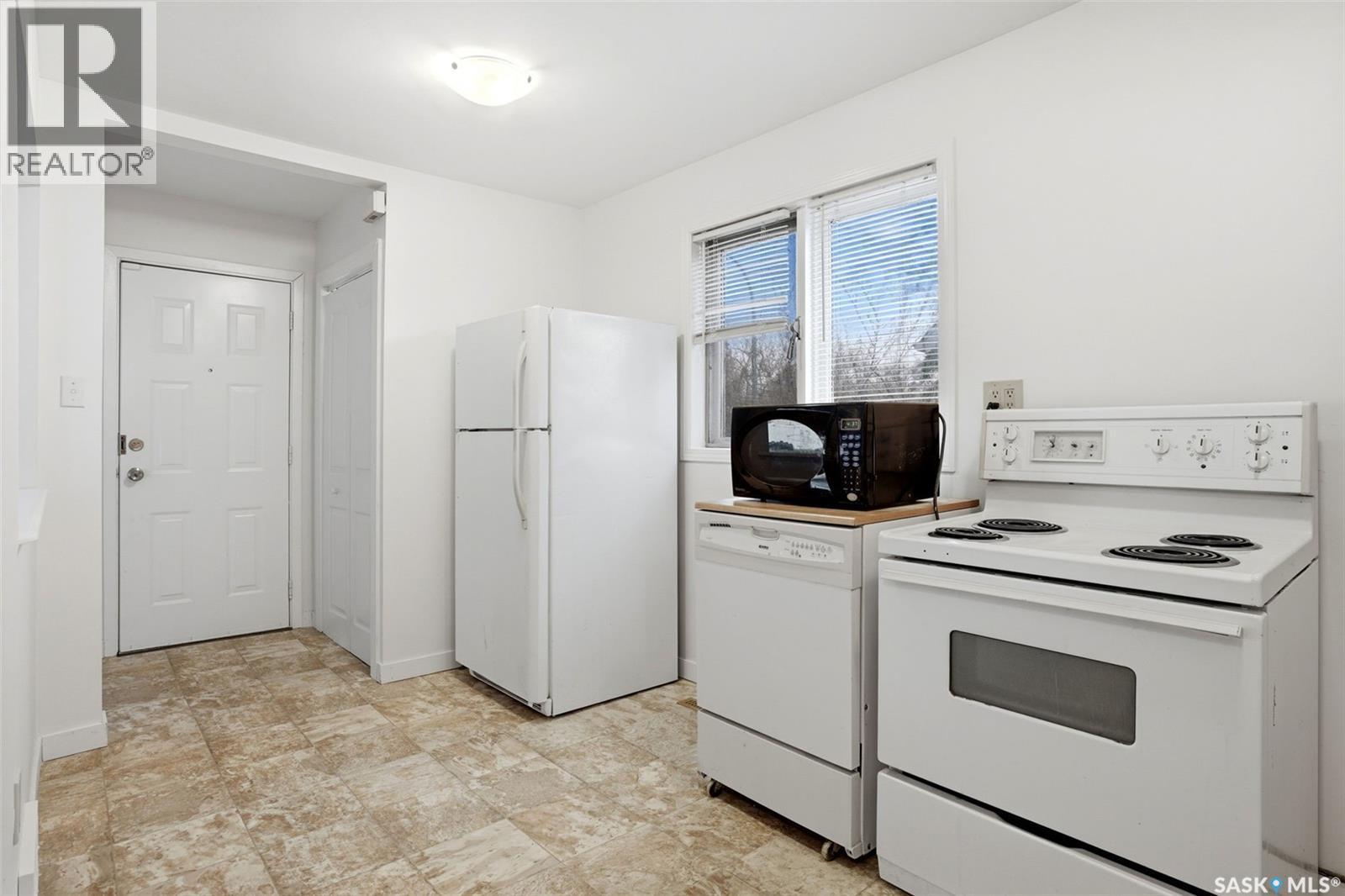 4015 2Nd Avenue, Regina, SK - Indoor Photo Showing Kitchen