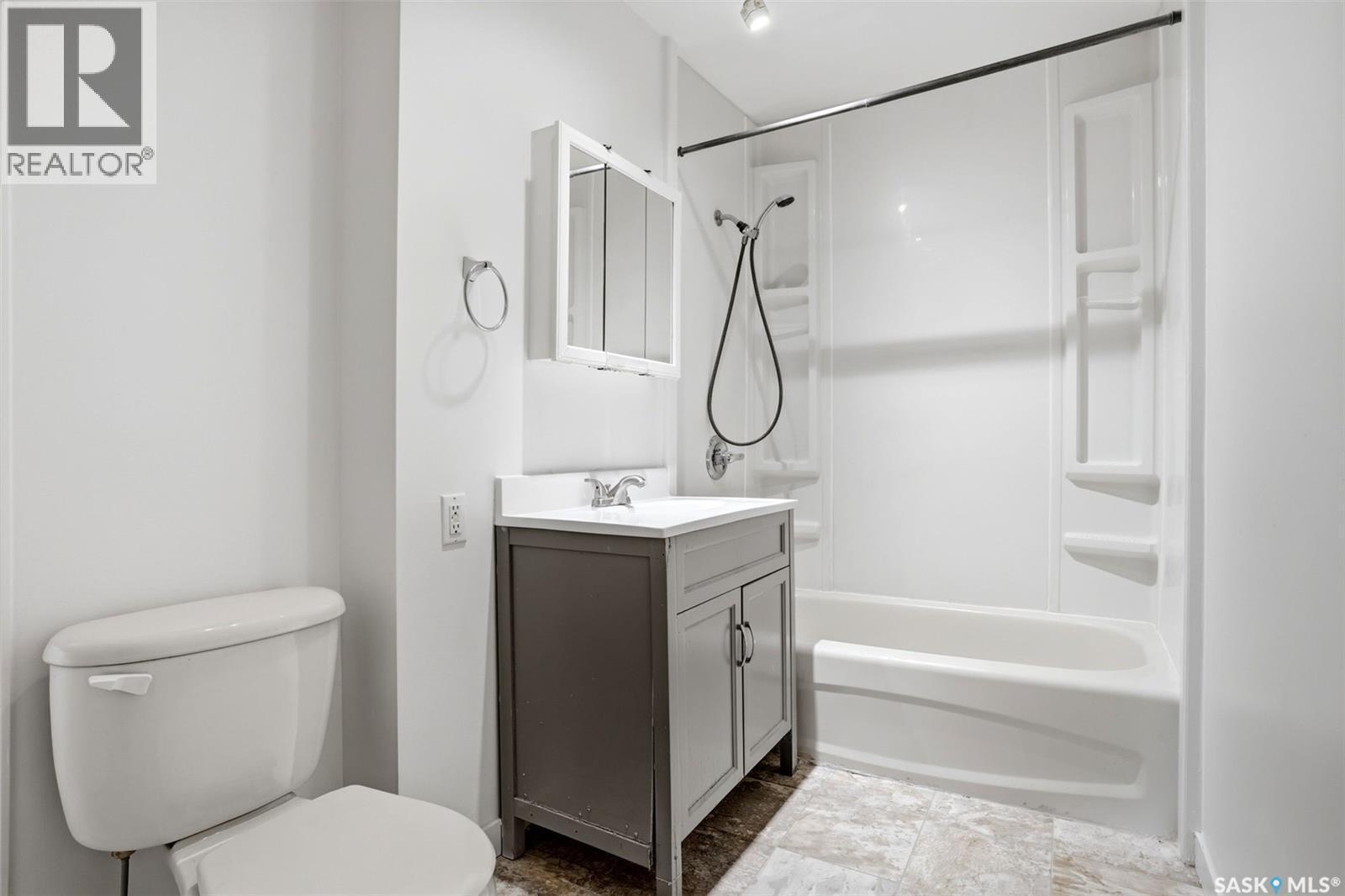 4015 2Nd Avenue, Regina, SK - Indoor Photo Showing Bathroom