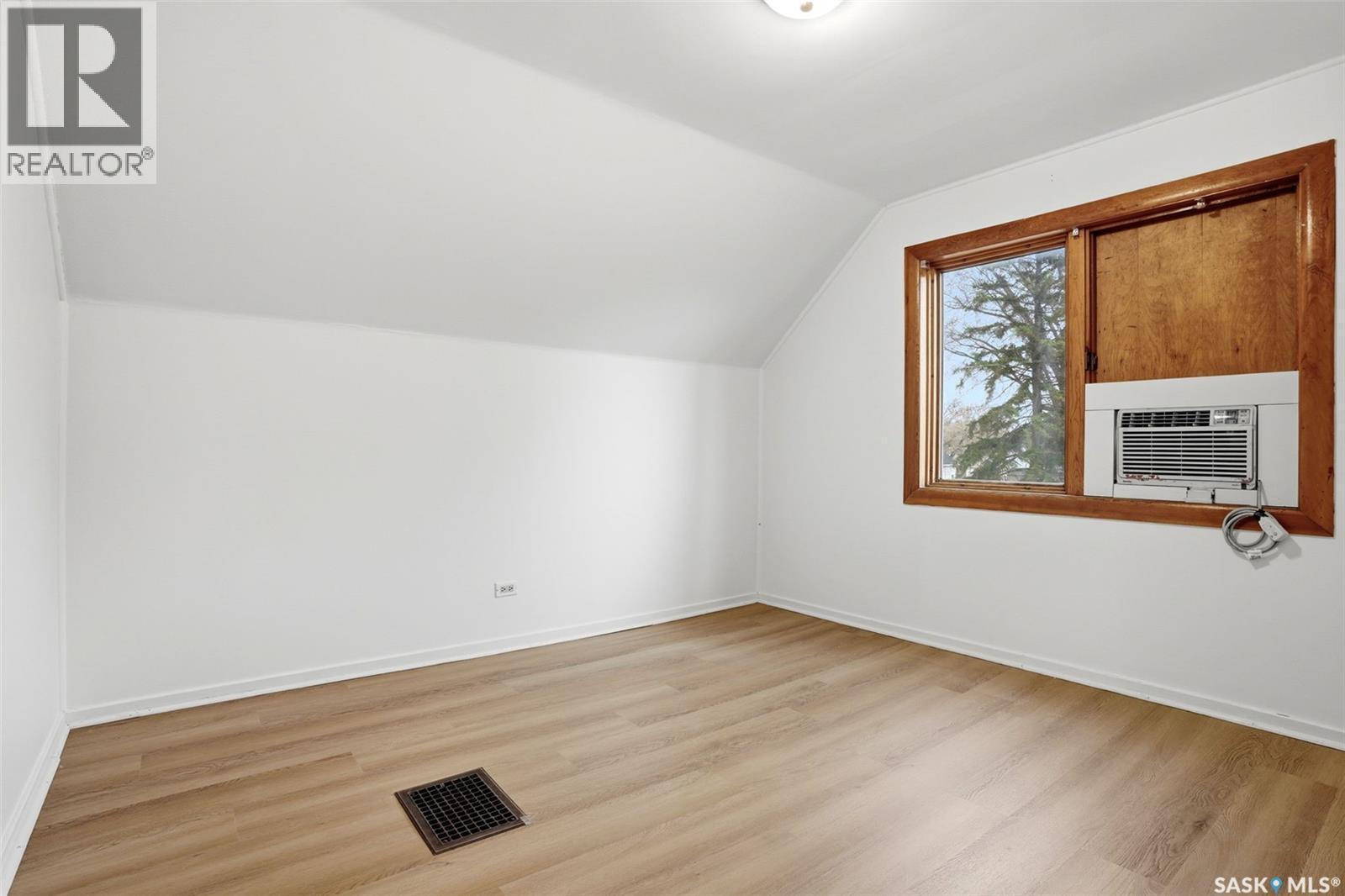 4015 2Nd Avenue, Regina, SK - Indoor Photo Showing Other Room