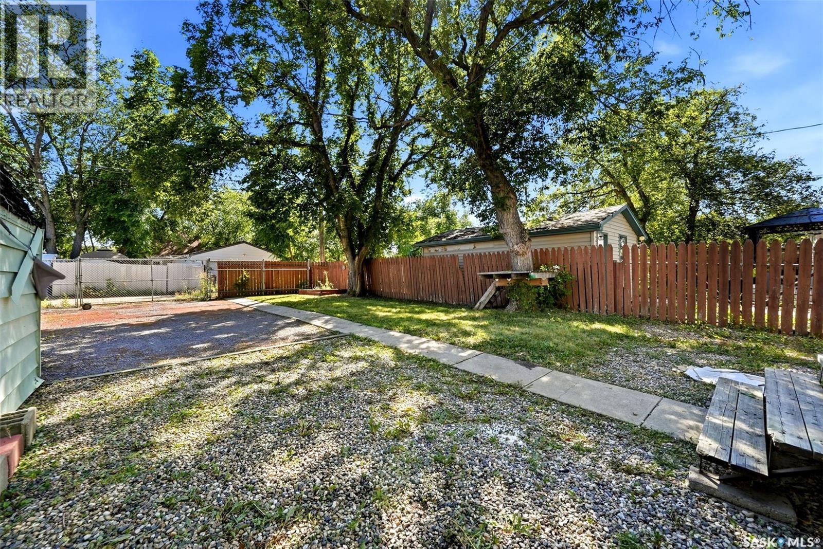 4015 2Nd Avenue, Regina, SK - Outdoor With Backyard