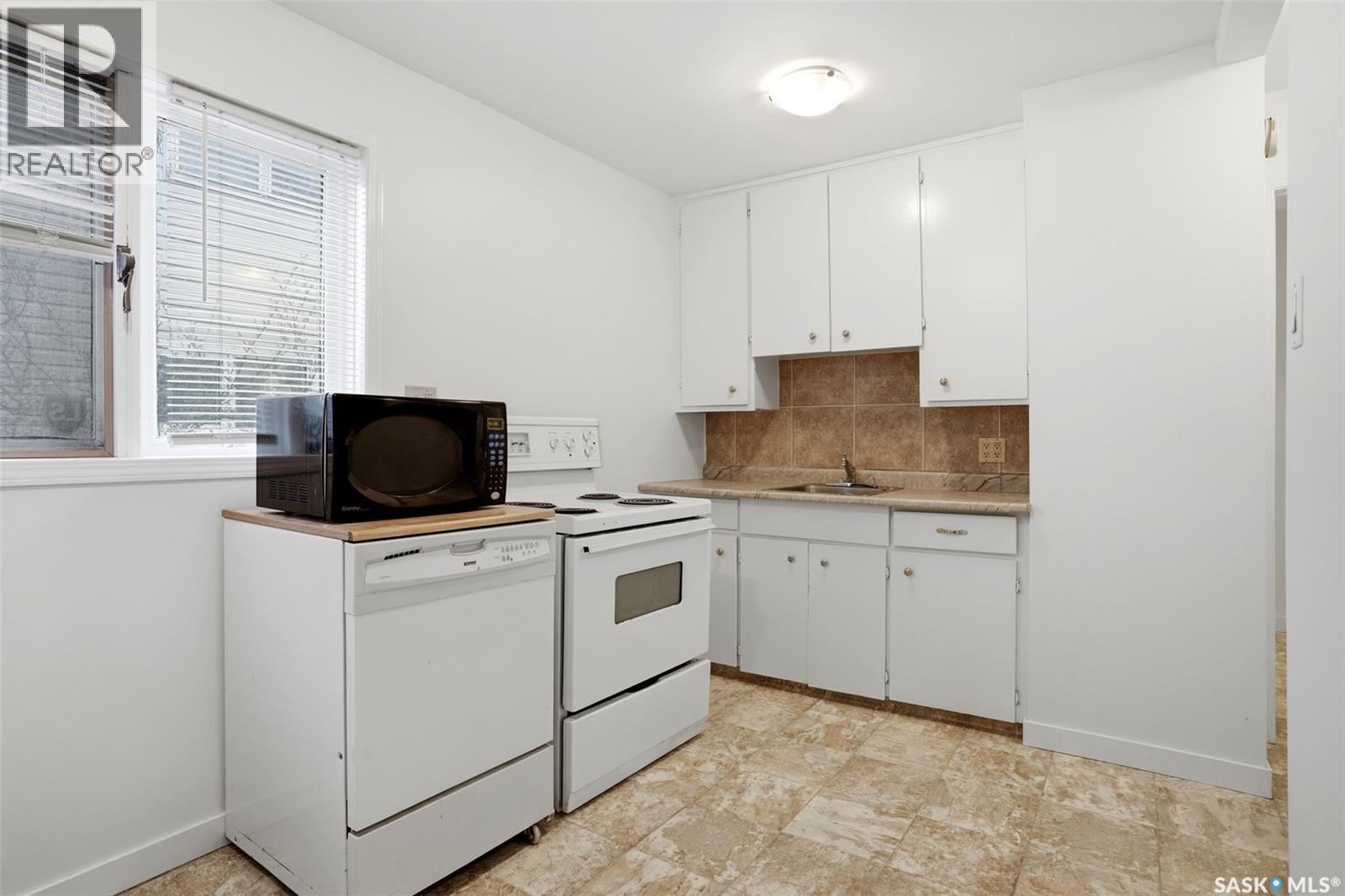 4015 2Nd Avenue, Regina, SK - Indoor Photo Showing Kitchen With Double Sink