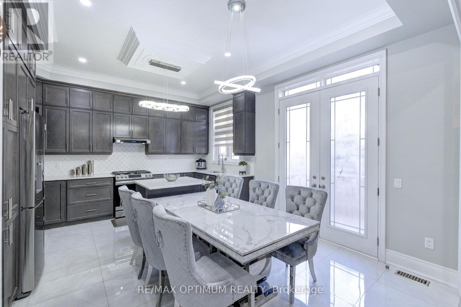 8 Lyle Way, Brampton, ON - Indoor