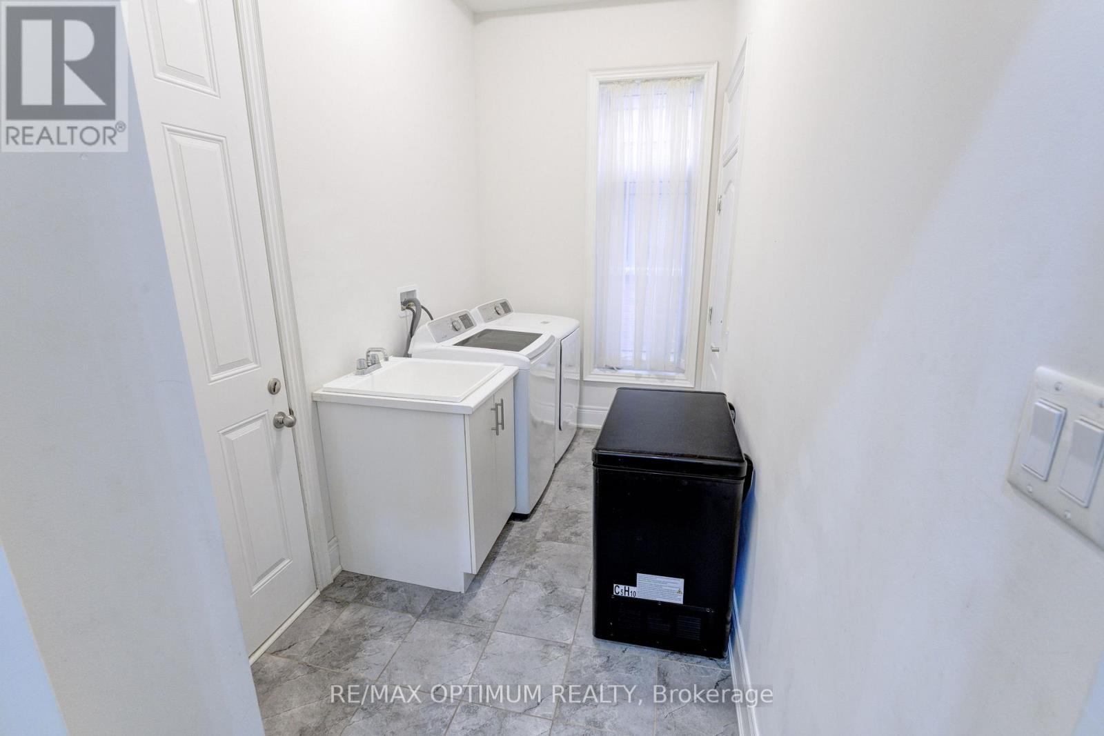 8 Lyle Way, Brampton, ON - Indoor Photo Showing Laundry Room