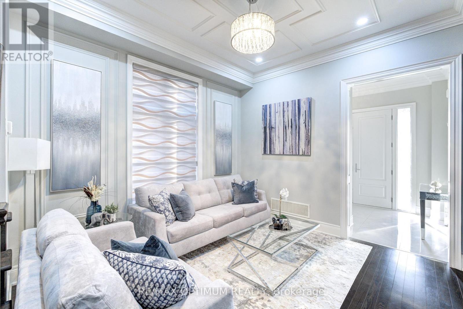 8 Lyle Way, Brampton, ON - Indoor Photo Showing Living Room