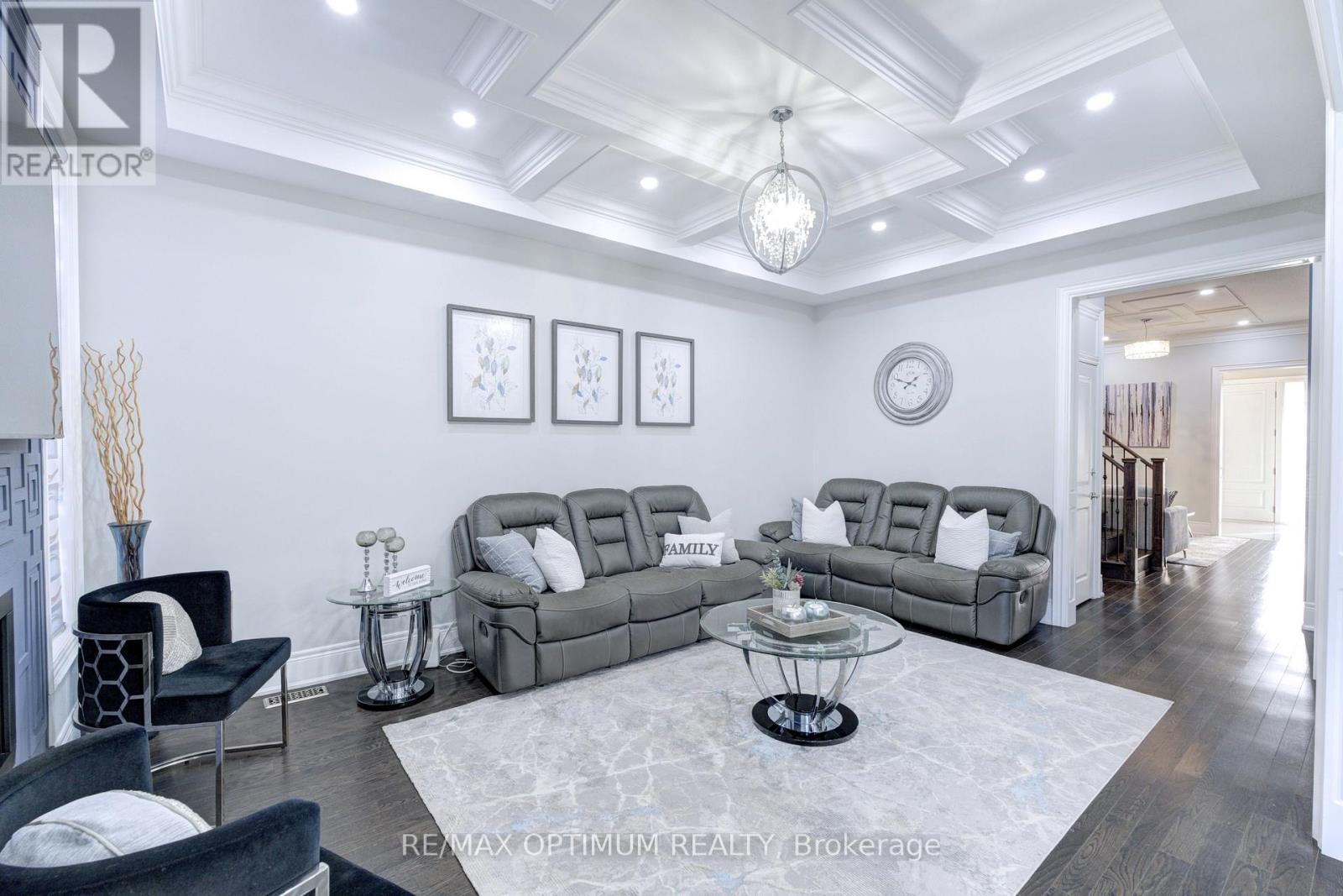 8 Lyle Way, Brampton, ON - Indoor Photo Showing Living Room