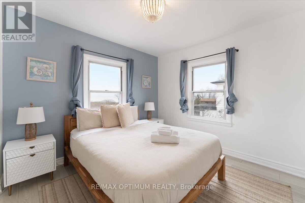 1019 Beach Boulevard, Hamilton, ON - Indoor Photo Showing Bedroom