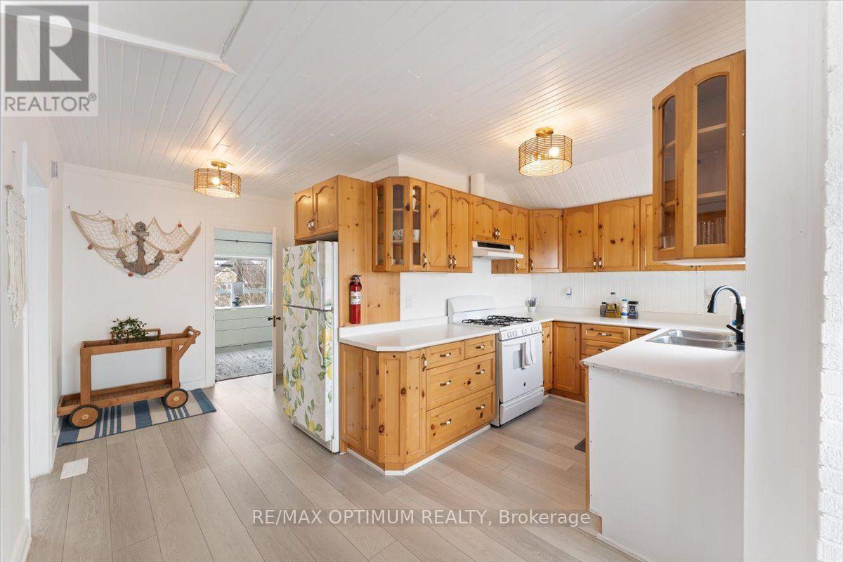 1019 Beach Boulevard, Hamilton, ON - Indoor Photo Showing Kitchen With Double Sink