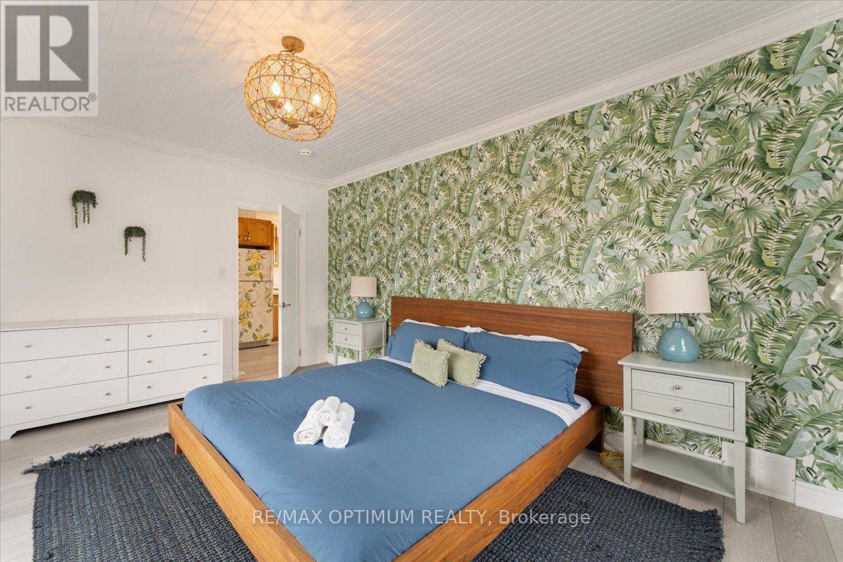 1019 Beach Boulevard, Hamilton, ON - Indoor Photo Showing Bedroom