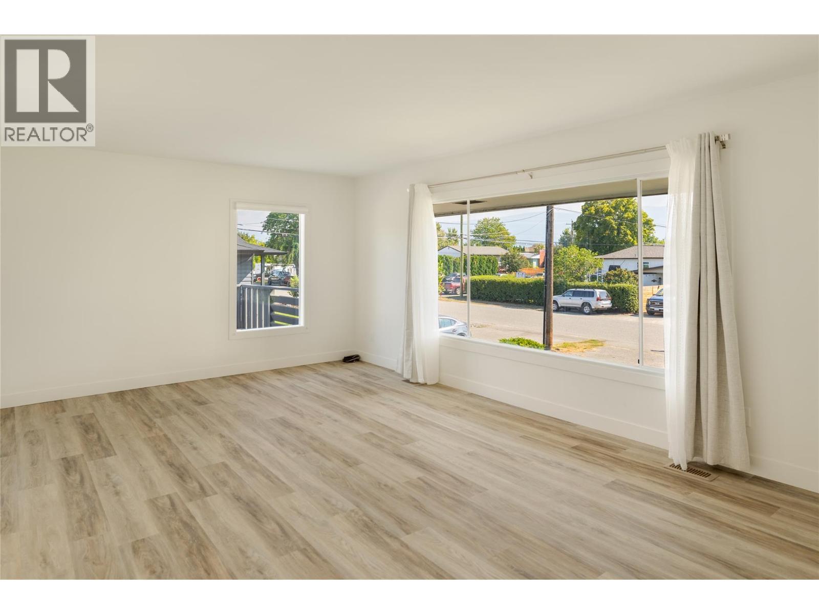1284 Mcbride Road, Kelowna, BC - Indoor