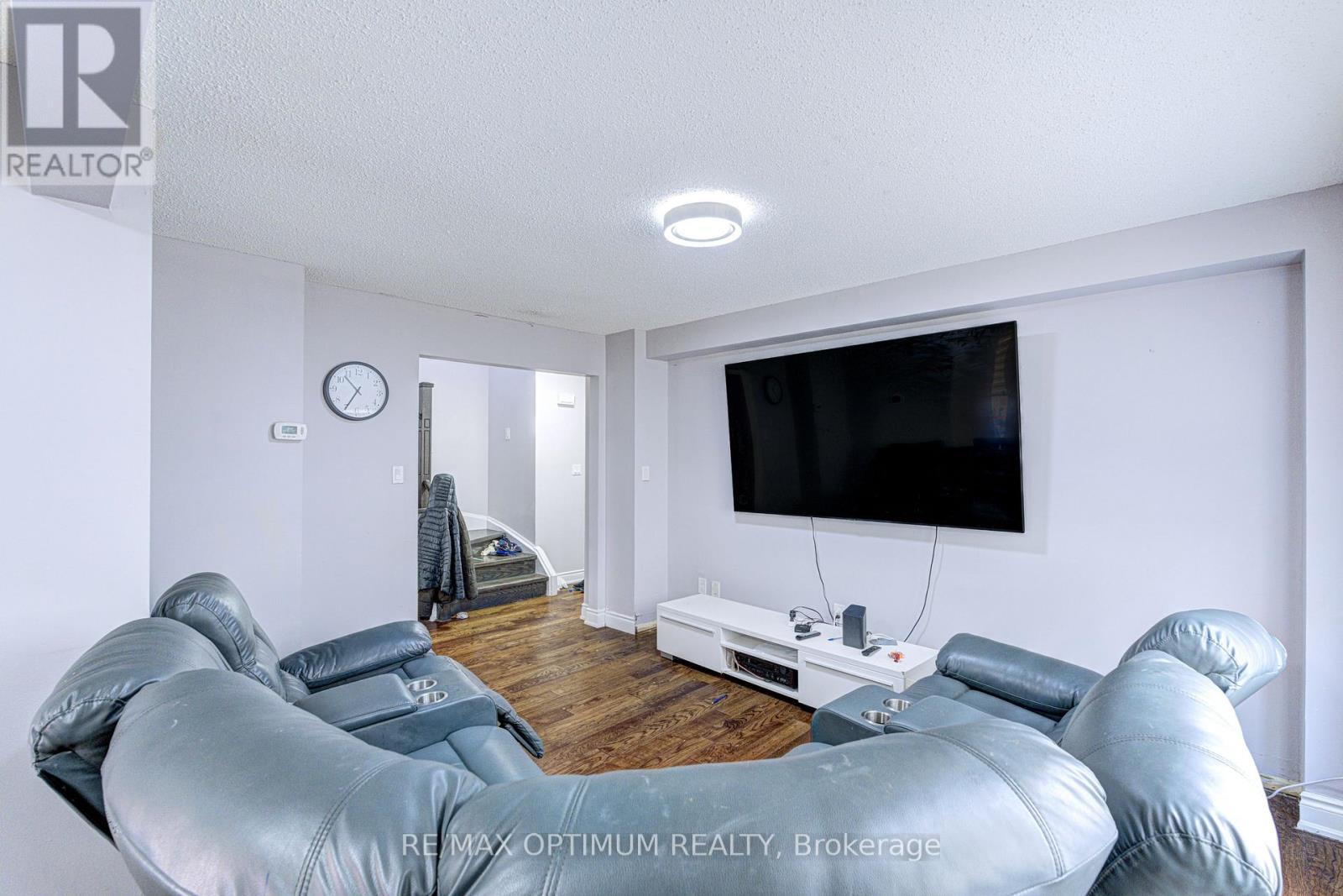5 Roehampton Crescent, Brampton, ON - Indoor Photo Showing Living Room