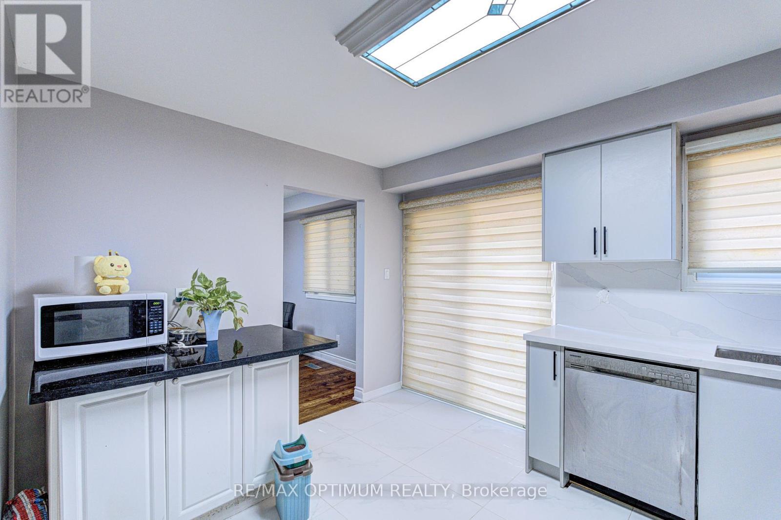 5 Roehampton Crescent, Brampton, ON - Photo Showing Kitchen