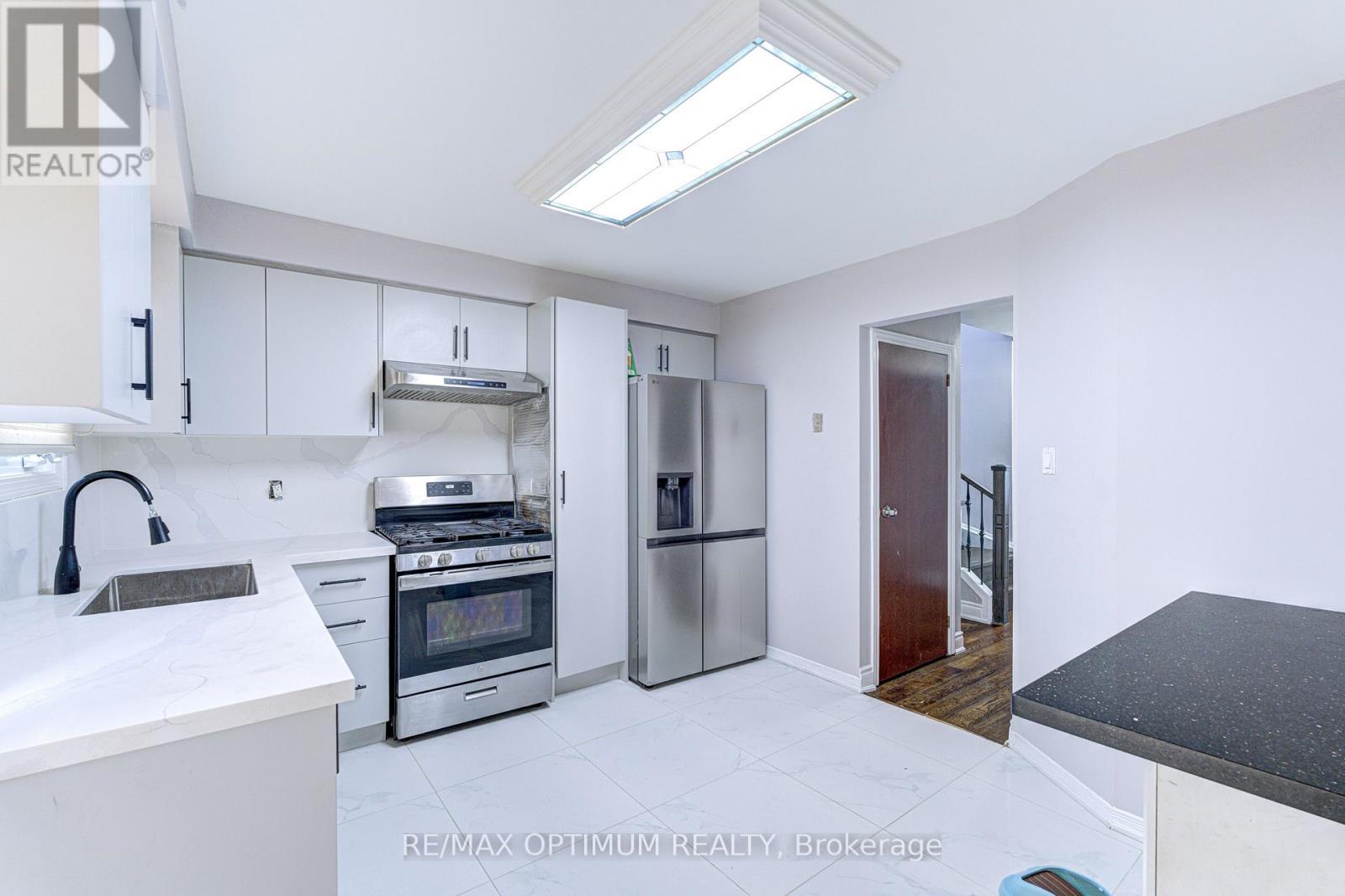 5 Roehampton Crescent, Brampton, ON - Indoor Photo Showing Kitchen
