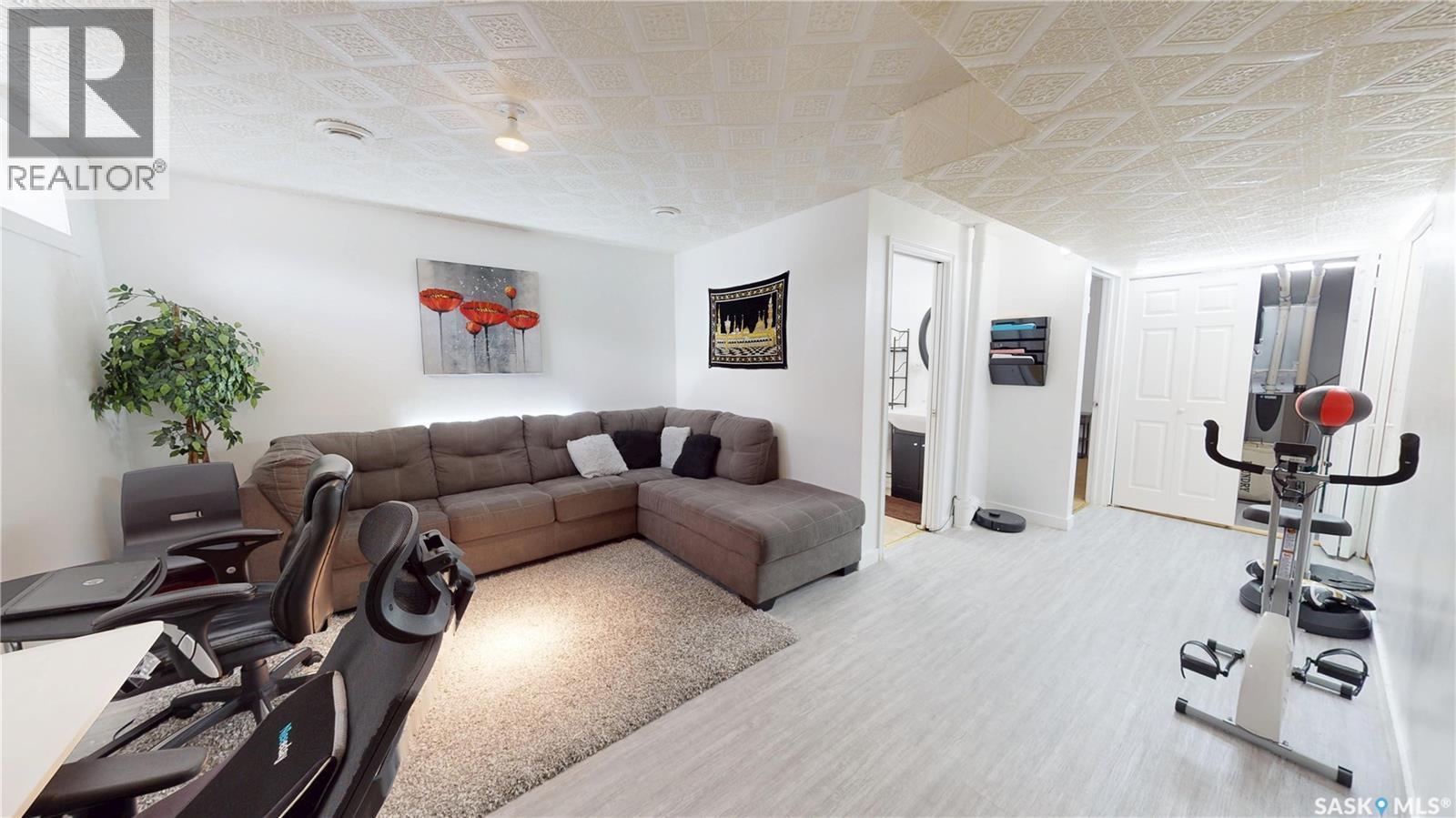 2933 Mcclocklin Road, Saskatoon, SK - Indoor