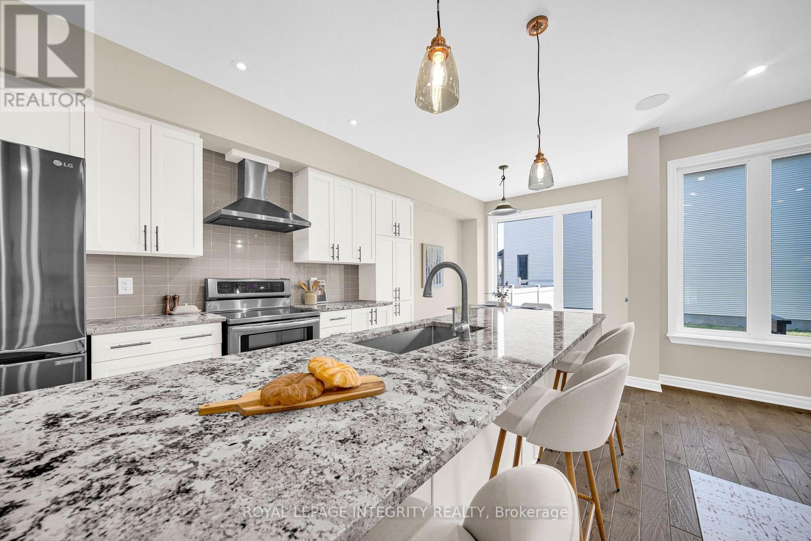 256 Dolce Crescent, Ottawa, ON - Indoor Photo Showing Kitchen With Upgraded Kitchen