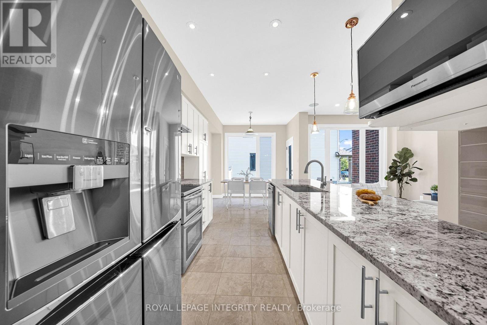 256 Dolce Crescent, Ottawa, ON - Indoor Photo Showing Kitchen With Upgraded Kitchen