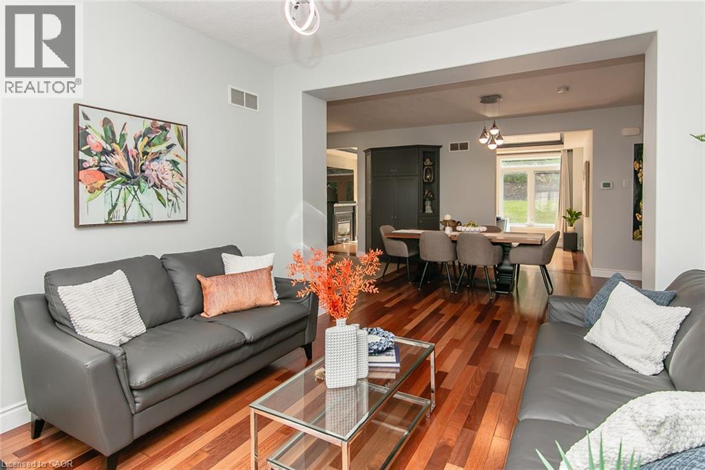 563 Woolgrass Avenue, Waterloo, ON - Indoor Photo Showing Living Room