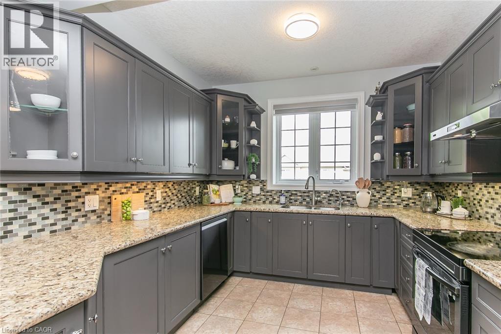 563 Woolgrass Avenue, Waterloo, ON - Indoor Photo Showing Kitchen With Upgraded Kitchen