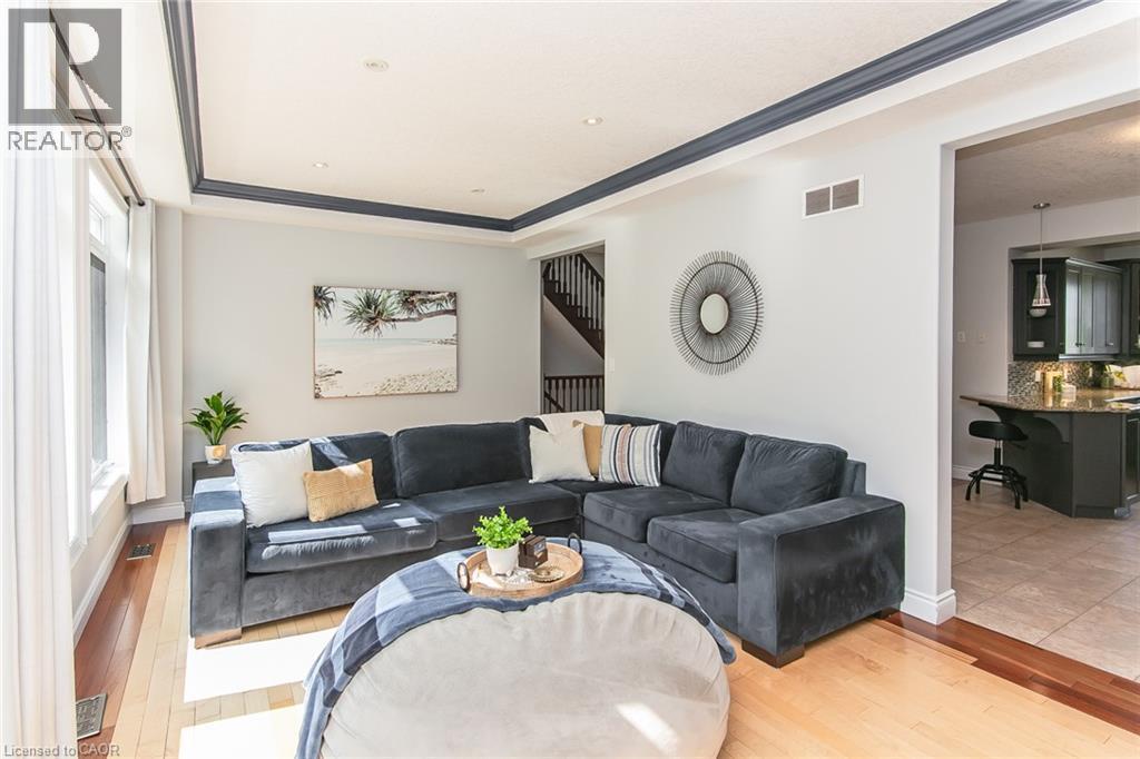 563 Woolgrass Avenue, Waterloo, ON - Indoor Photo Showing Living Room