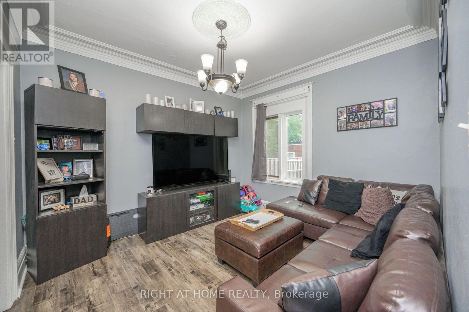 372 Beach Road, Hamilton, ON - Indoor Photo Showing Living Room