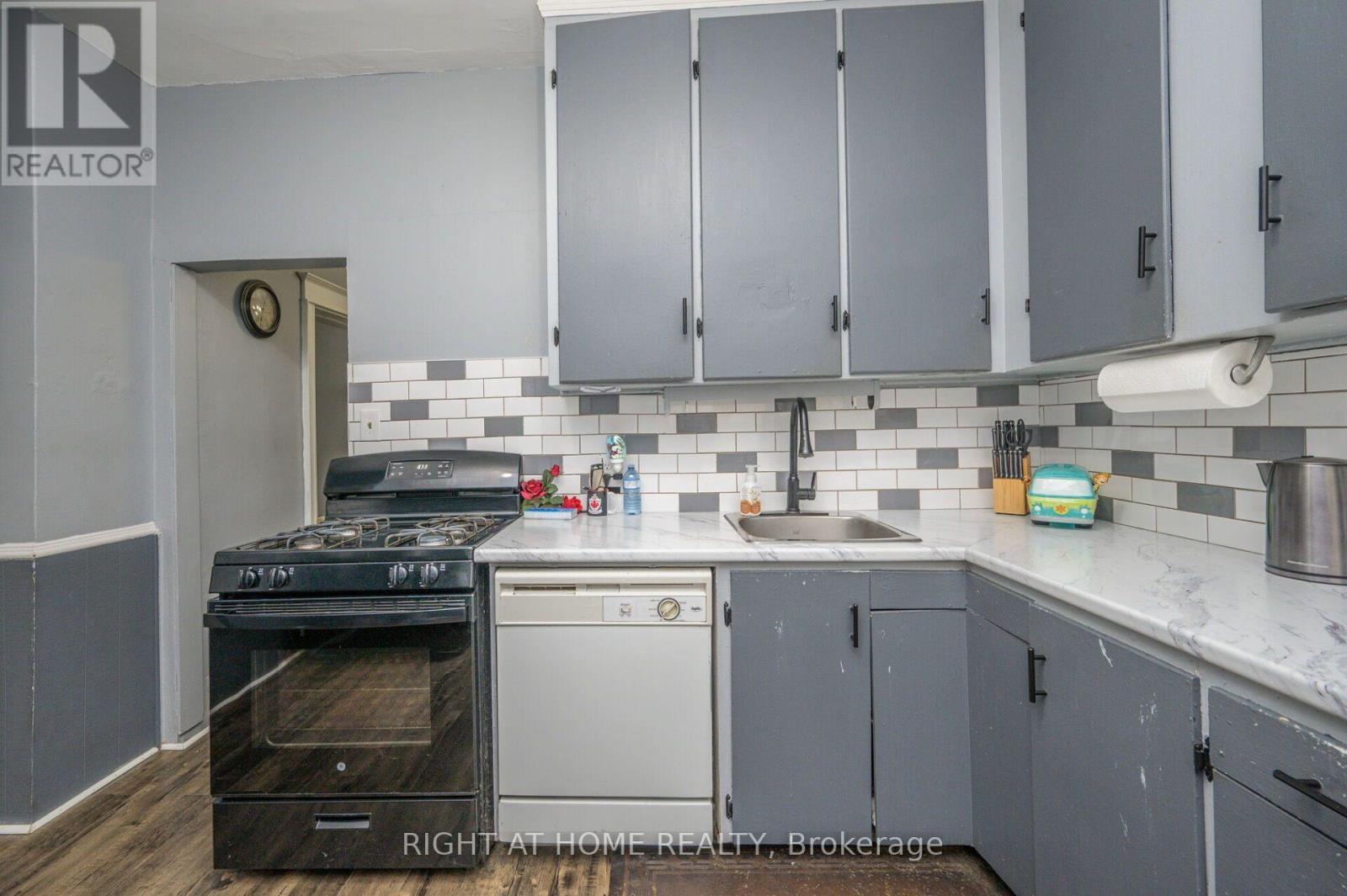372 Beach Road, Hamilton, ON - Indoor Photo Showing Kitchen
