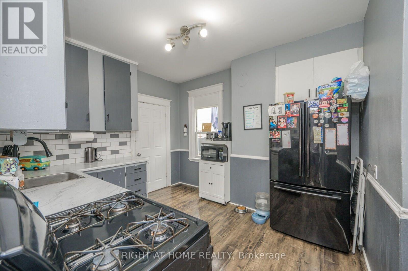 372 Beach Road, Hamilton, ON - Indoor Photo Showing Kitchen