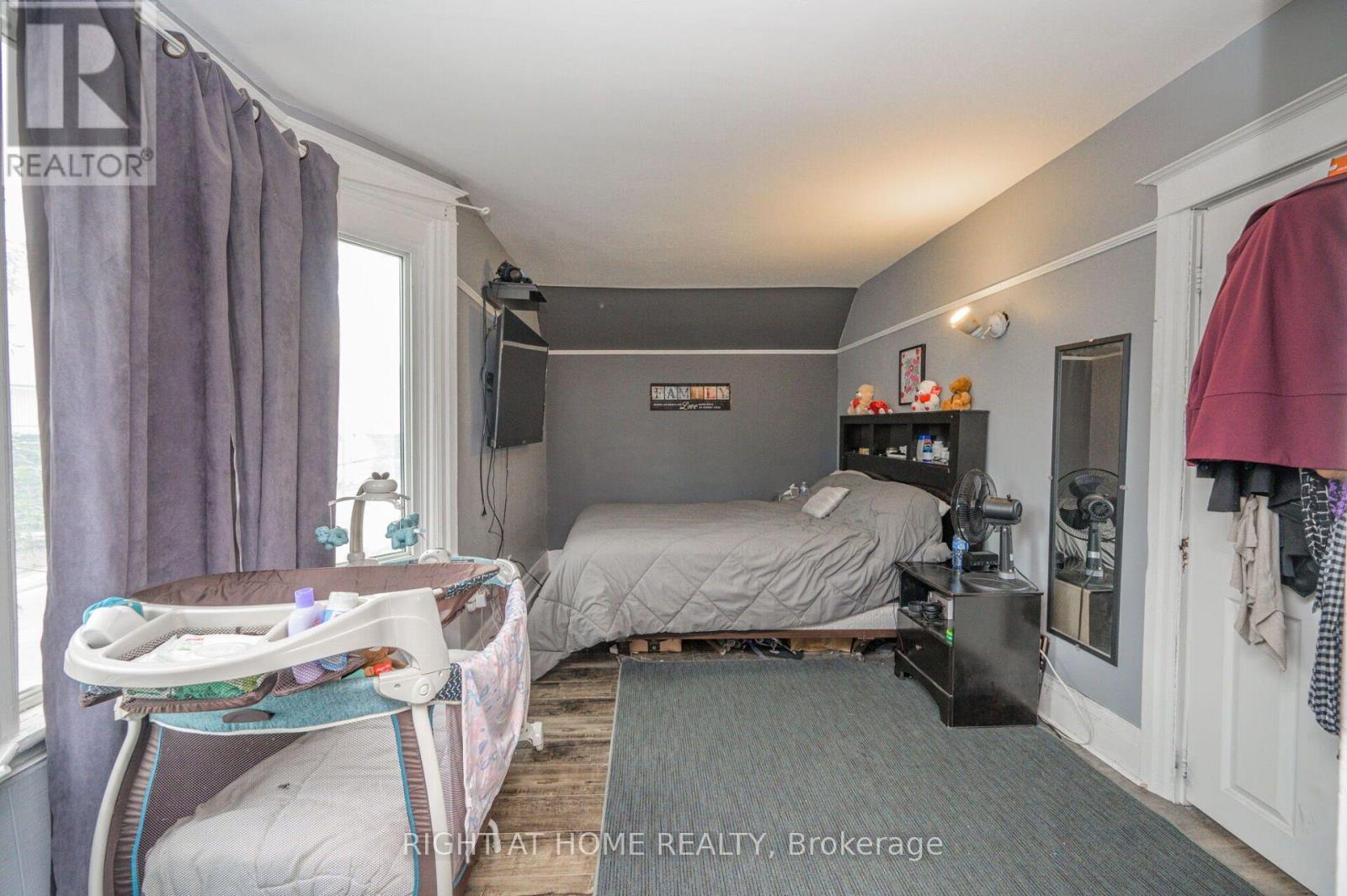 372 Beach Road, Hamilton, ON - Indoor Photo Showing Bedroom