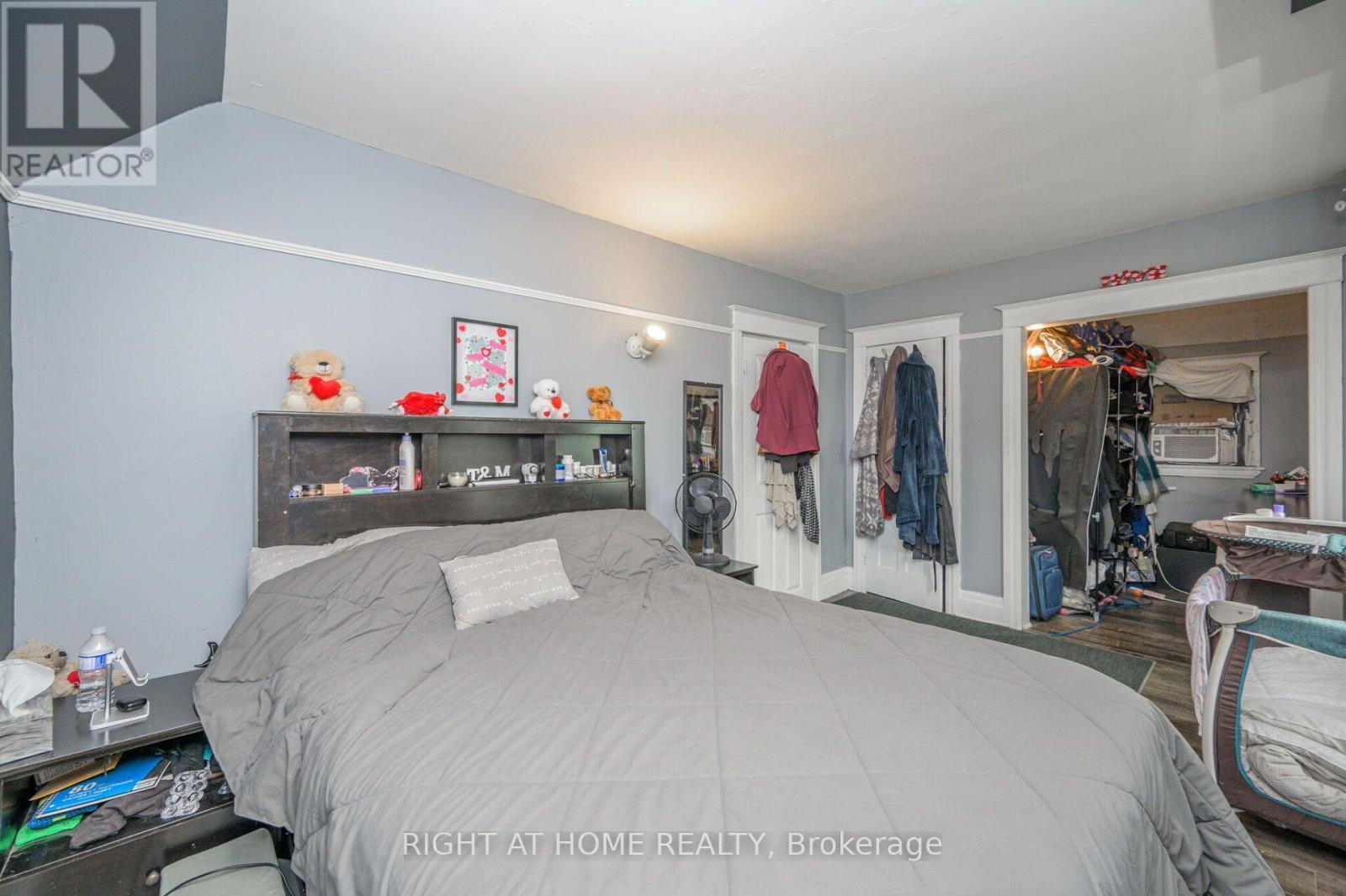 372 Beach Road, Hamilton, ON - Indoor Photo Showing Bedroom