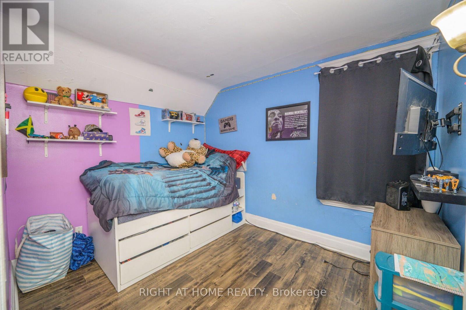 372 Beach Road, Hamilton, ON - Indoor Photo Showing Bedroom