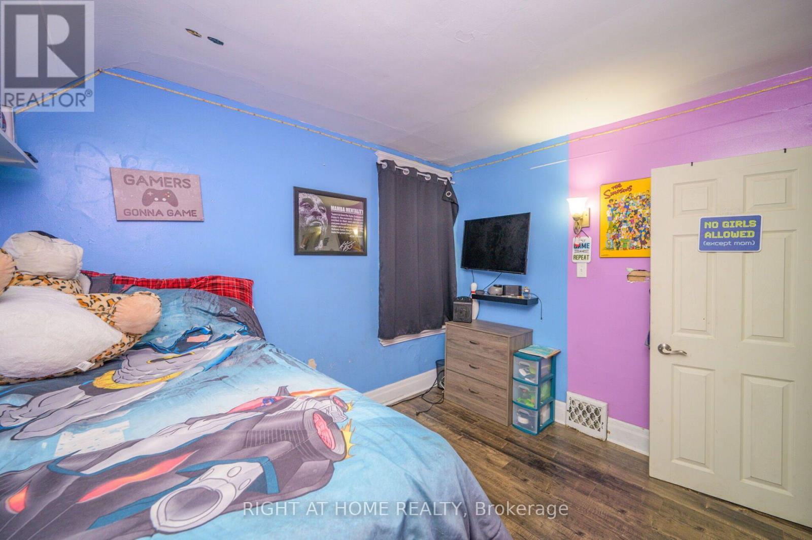 372 Beach Road, Hamilton, ON - Indoor Photo Showing Bedroom