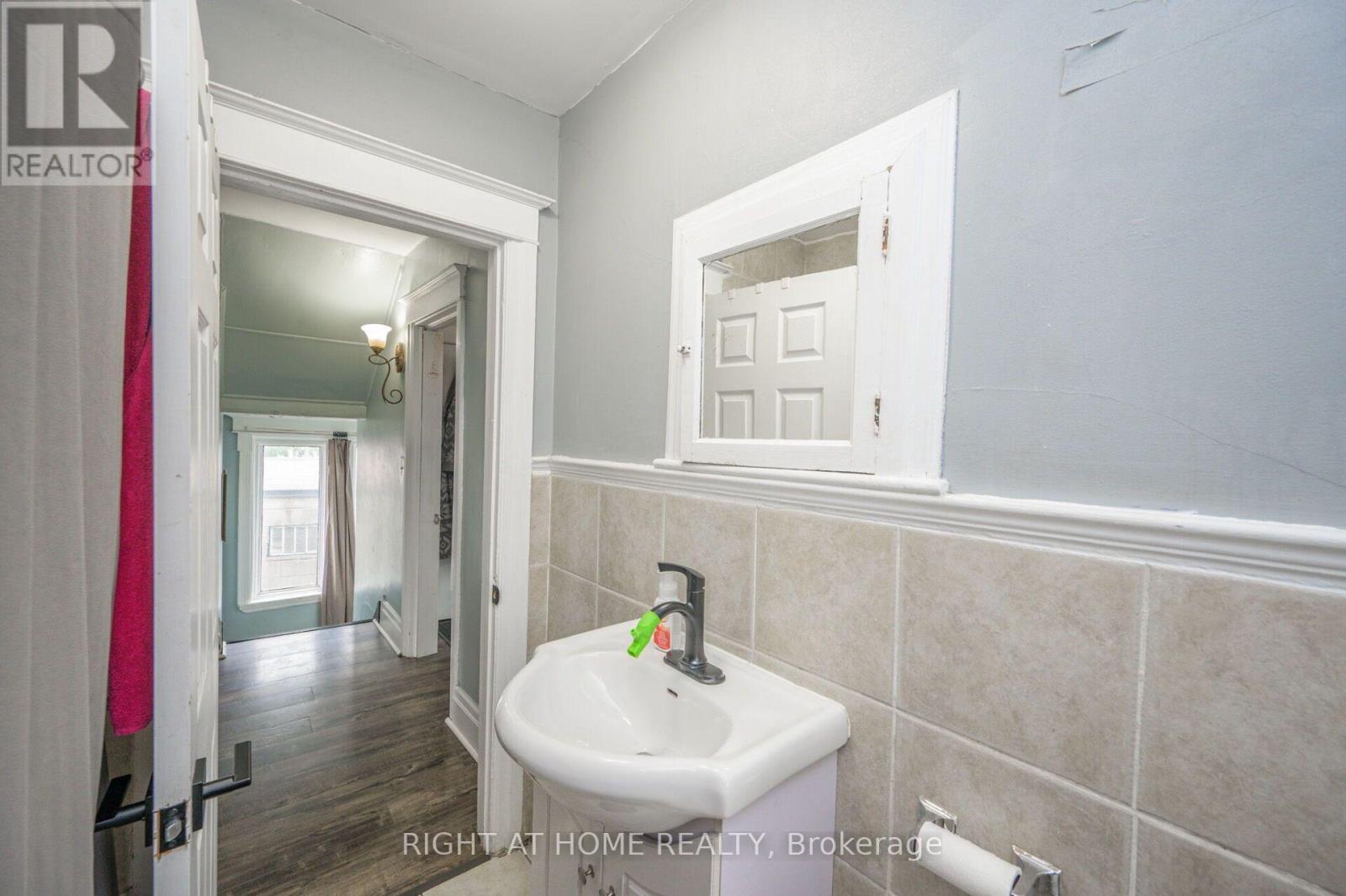 372 Beach Road, Hamilton, ON - Indoor Photo Showing Bathroom