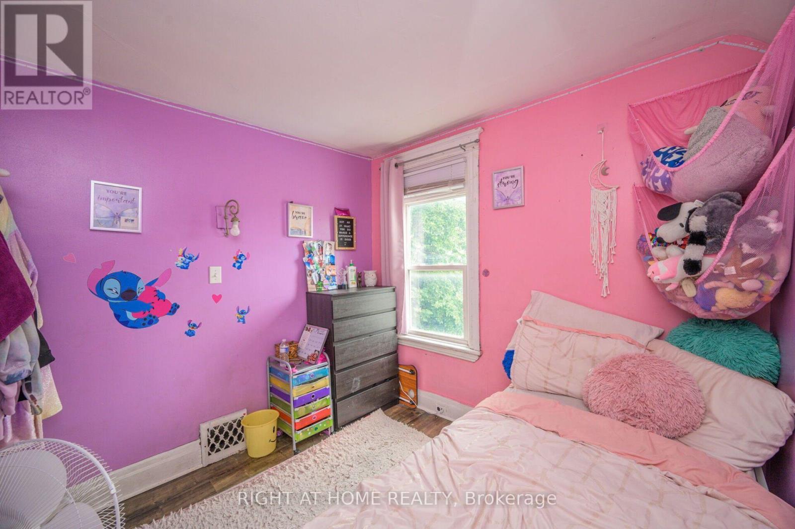 372 Beach Road, Hamilton, ON - Indoor Photo Showing Bedroom