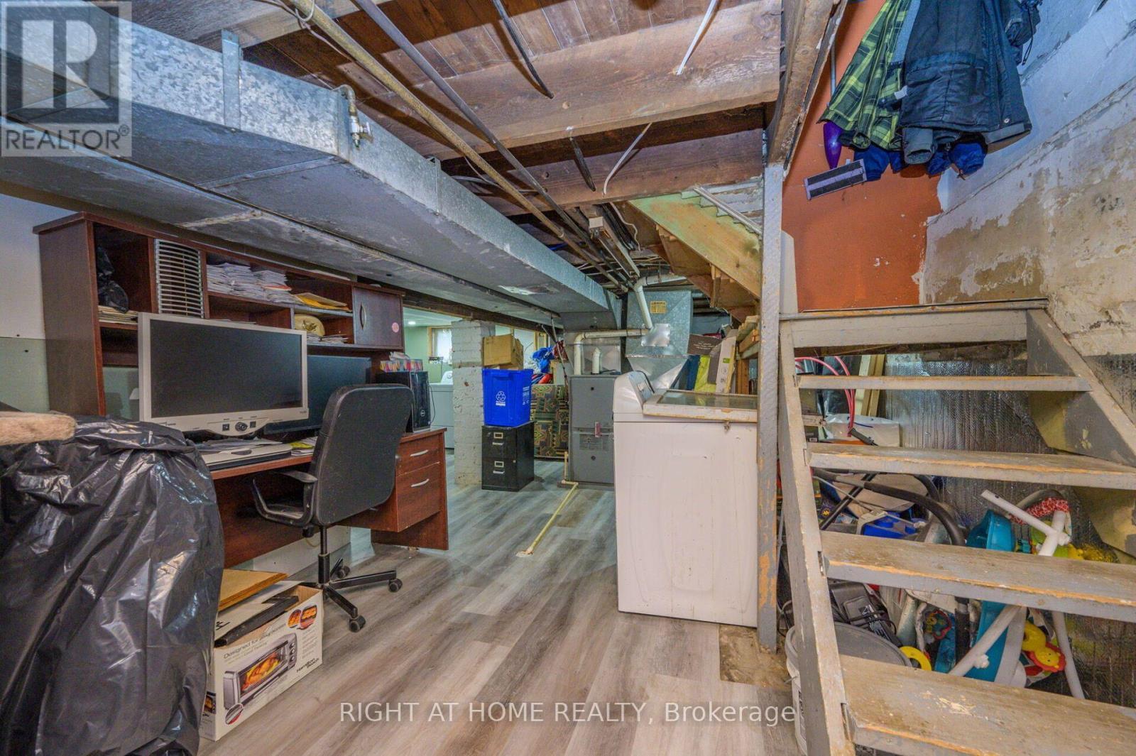 372 Beach Road, Hamilton, ON - Indoor