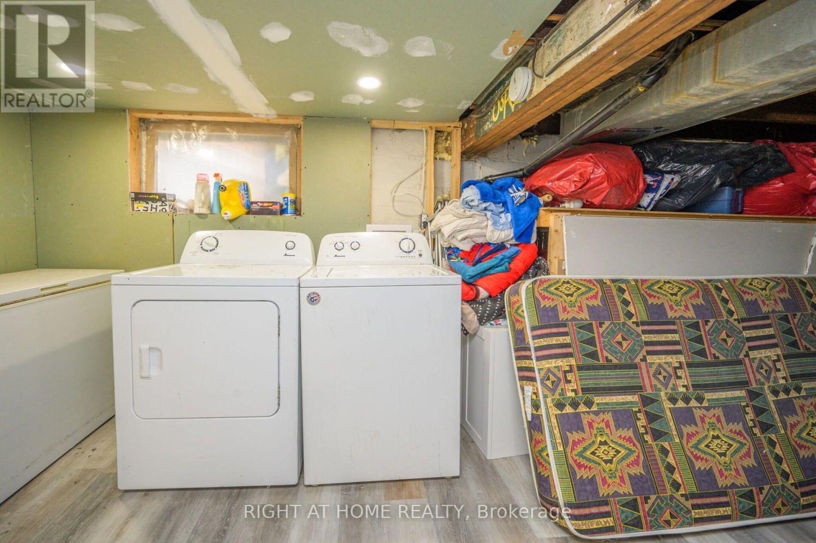 372 Beach Road, Hamilton, ON - Indoor Photo Showing Laundry Room