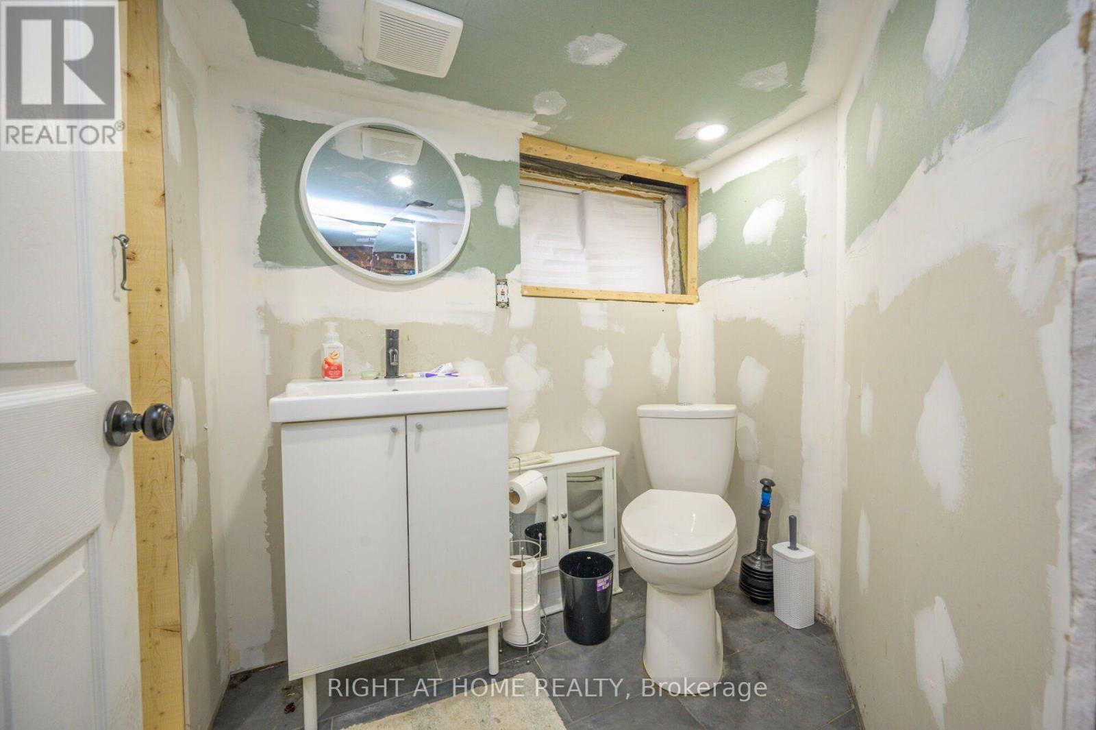 372 Beach Road, Hamilton, ON - Indoor Photo Showing Bathroom