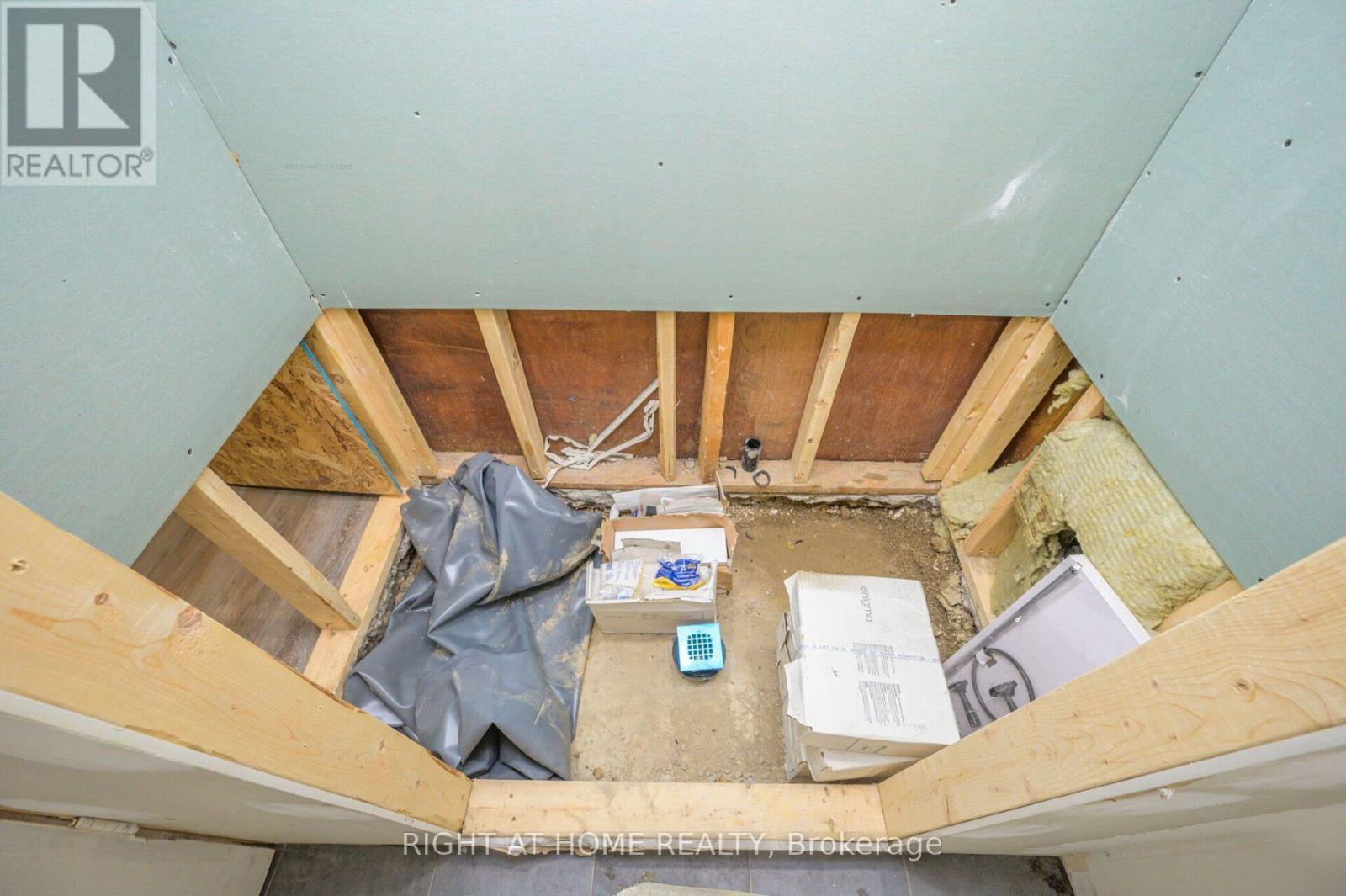 372 Beach Road, Hamilton, ON - Indoor