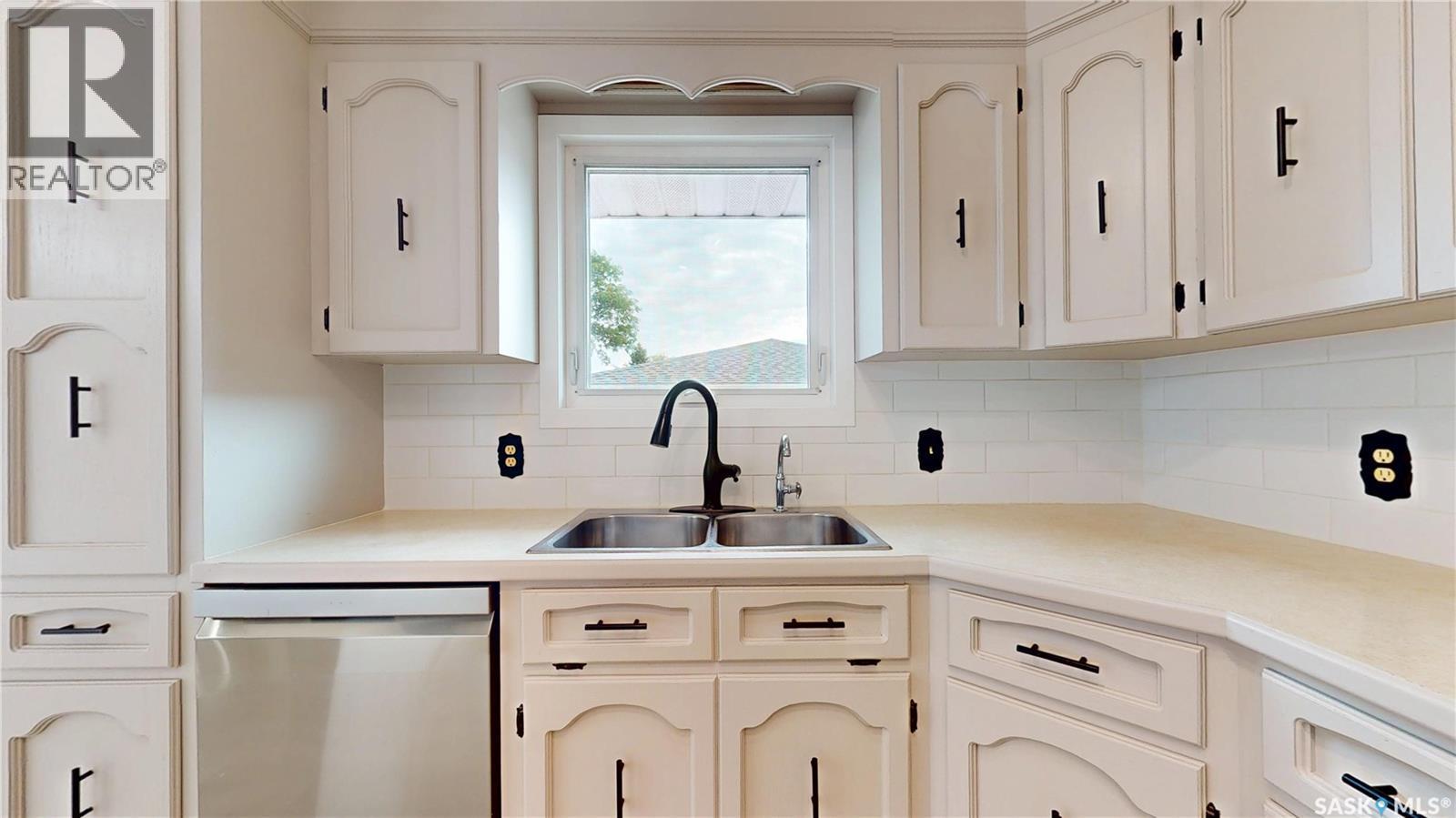 155 Wells Street, Regina, SK - Indoor Photo Showing Kitchen With Double Sink