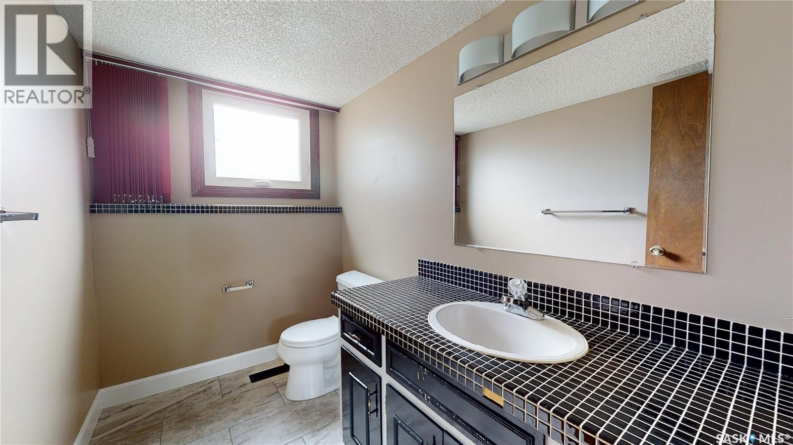 155 Wells Street, Regina, SK - Indoor Photo Showing Bathroom
