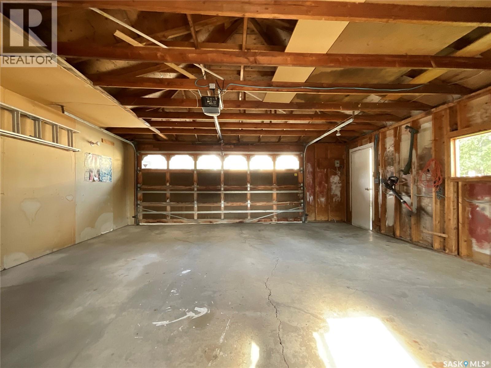 155 Wells Street, Regina, SK - Indoor Photo Showing Garage