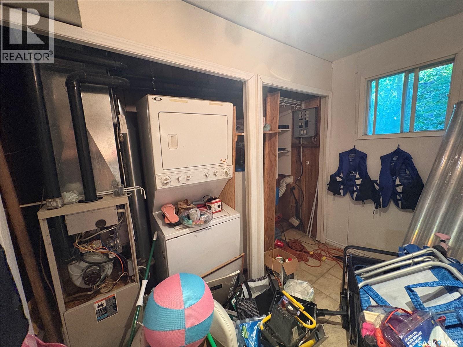 9 Hunter Bay, Fishing Lake, SK - Indoor Photo Showing Laundry Room