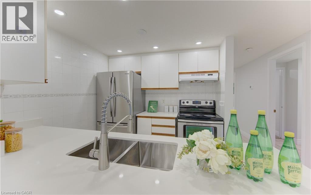 45 Cedarhill Crescent Unit# 5A, Kitchener, ON - Indoor Photo Showing Kitchen With Double Sink